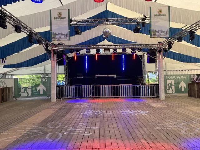Festzelt-Bühne mit Traversen und Beleuchtung