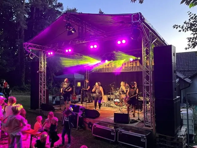 Bühne mit Live-Band bei Open-Air-Veranstaltung