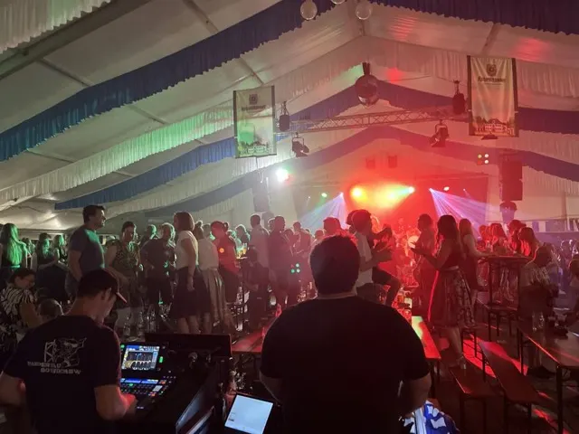 Volle Tanzfläche im Festzelt mit Lichtshow